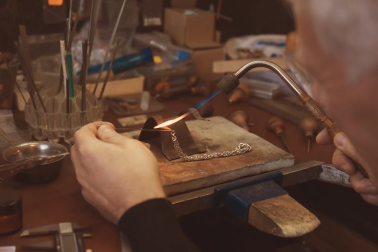 Schmuck-Reparatur für Kundinnen aus Hohenahr
